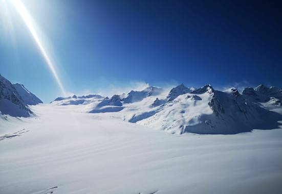 Die endlosen Weiten des verschneiten Aletschgletscher