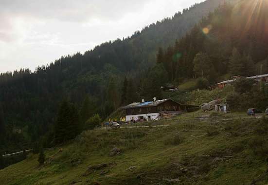 Die Peeralm bei Navis lädt im Sommer zur gemütlichen Einkehr ein. 