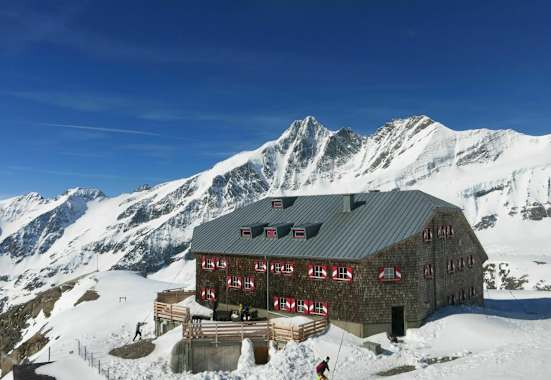 Die Oberwalderhütte liegt im Zentrum der Glocknergruppe auf 2.973 m.