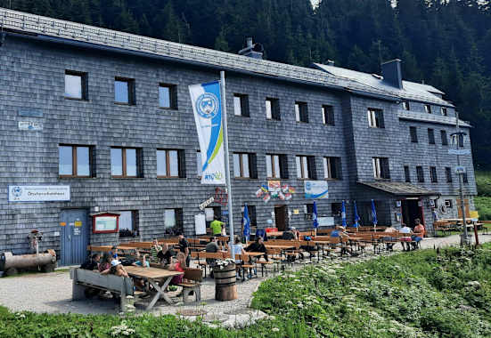 Das Ötscherschutzhaus liegt am Fuße des Ötschers (1.893 m) in den Ybbstaler Alpen in Niederösterreich. 