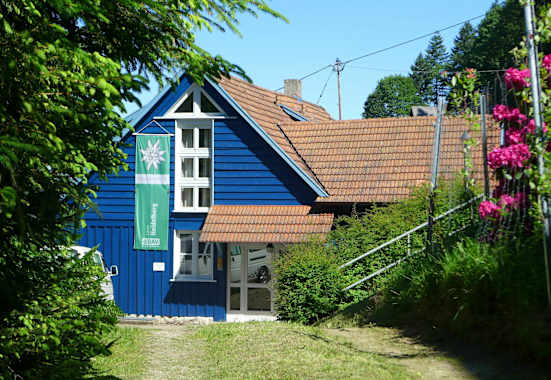 Die im Schwarzwald auf einer Höhe von 370 m gelegene Wiedenbachhütte ist eine ganzjährig geöffnete Selbstversorgerhütte.