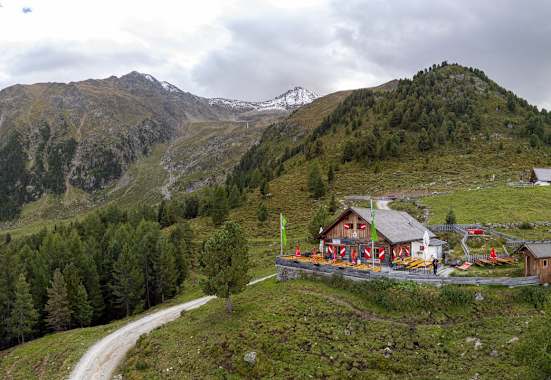 Die Peter-Anich-Hütte steht oberhalb von Telfs in den nördlichen Stubaier Alpen in Tirol.