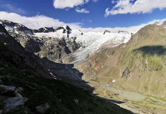 Wie ein Schwalbennest klebt die Kleine-Philip-Reuter-Hütte an den Hängen der Venedigergruppe 