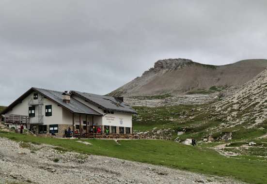 Die Puezhütte auf der Puez-Hochfläche