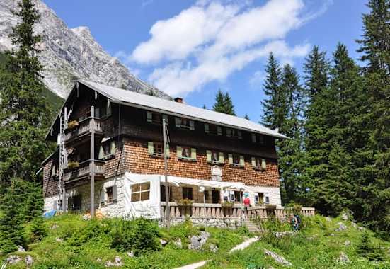 Die Reintalangerhütte steht am wohl idyllischten Flecken im Wettersteingebirge in Bayern.