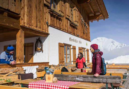 Die Ehenbichler Alm hat auch im Winter geöffnet.