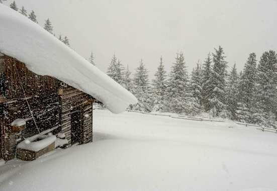 Die Rinner Alm tief verschneit. 