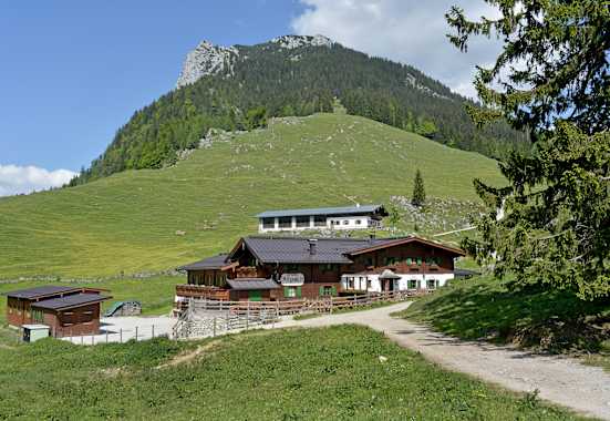 Die Ritzau-Alm (1.161 m) am westlichen Ausläufer des Zahmen Kaisers ist ein Dorado für Wanderer, Bergsteiger und Naturfreunde. 