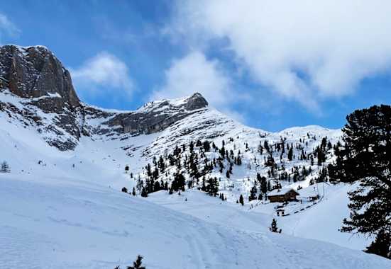 Die Rossalm in den Pragser Dolomiten hat auch im Winter geöffnet.