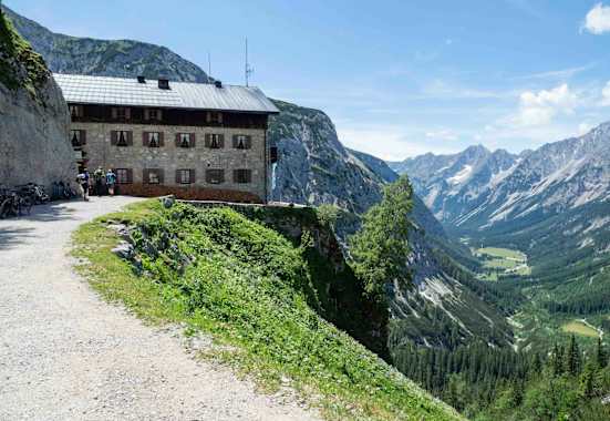 Das Karwendelhaus thront über dem langen Karwendeltal.