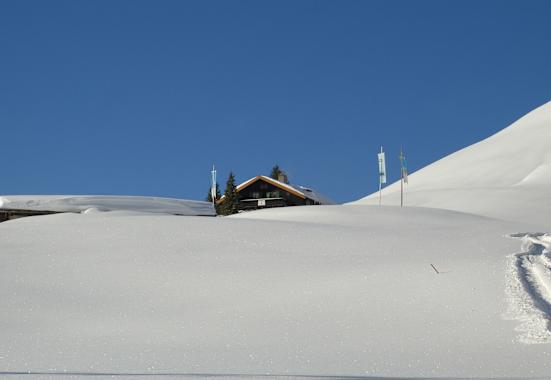 Die Schönfeldhütte liegt zwischen dem Spitzingsee, von welchem auch der Aufstieg zur Hütte beginnt, und der Aiplspitze.