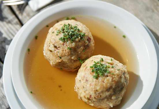 Speckknödelsuppe auf der Sesvennahütte