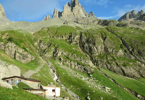Die Spannorthütte (SAC Sektion Uto) liegt auf 1.956 Metern im Surenental.
