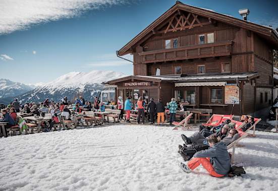 Sonnenterrasse der Stalder Hütte