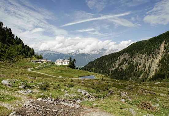 Stamser Alm mit der sehenswerten Kirche.