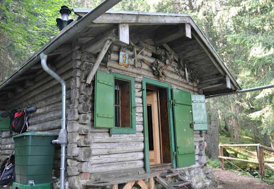 Unter der Nordwand des Großen Waxensteins im Wettersteingebirge in Bayern liegt die Waxensteinhütte (1.384 m)