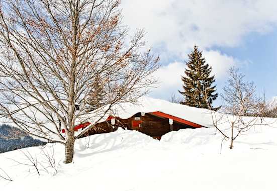 Die Winkelmoosalm-Hütte steht, wie auch die Winklmooshütte, auf der Winkelmoosalm, idyllisch in den Chiemgauer Bergen an der deutsch-österreichischen Grenze in Bayern. 