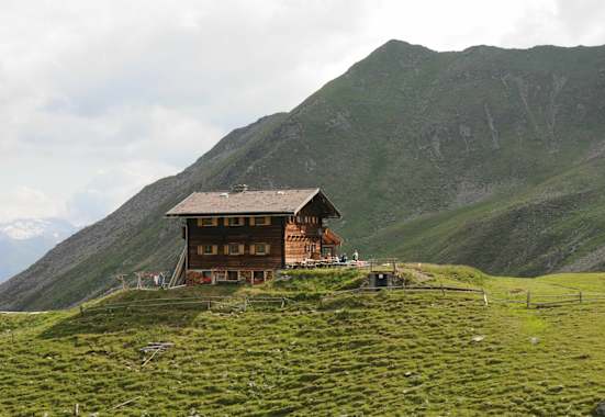 Die Zupalseehütte in der Lasörlinggruppe.