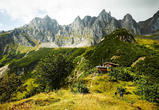 Die Ackerlhütte, dahinter die Ackerlspitze