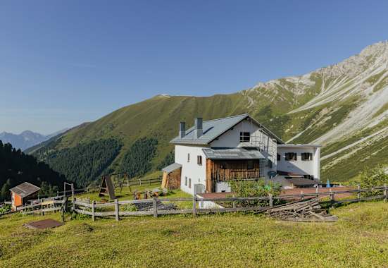 Die Adolf-Pichler-Hütte liegt m Fuße der Kalkkögel südwestlich von Innsbruck.