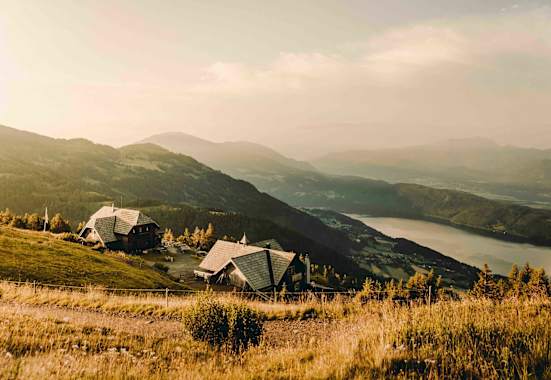 Die Alexanderalm steht wunderschön oberhalb des Millstätter Sees.