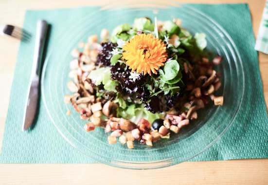 Liebevoll zubereitetes Gericht auf der Alp Unterlauelen