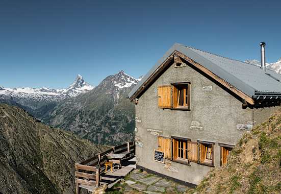 Die Kinhütte – im Hintergrund das Matterhorn