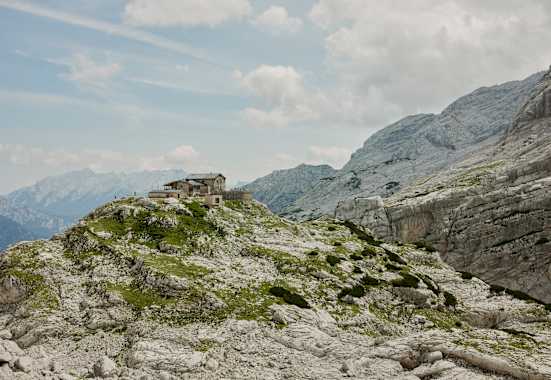 Die Von-Schmidt-Zabierow-Hütte (1.966 m) in den Loferer Steinbergen
