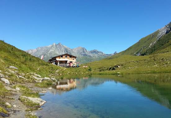 Die Bergerseehütte liegt am Rande des idyllischen Berger Sees im Zopatnitzenta.