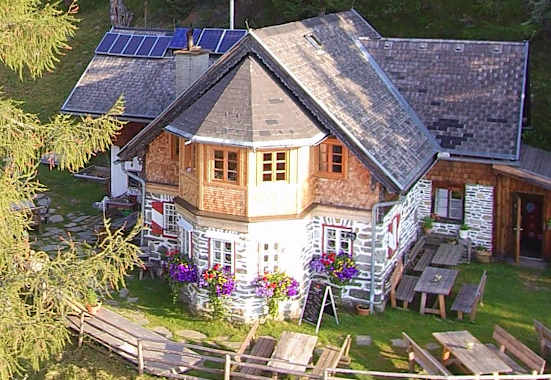 Die Bergfriedhütte liegt in der Reißeckgruppe, dem südlichsten Teil der Ankogelgruppe.