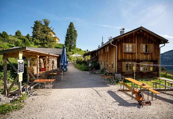 Das Schachenhaus befindet sich nur wenige Meter unterhalb des Königshauses.