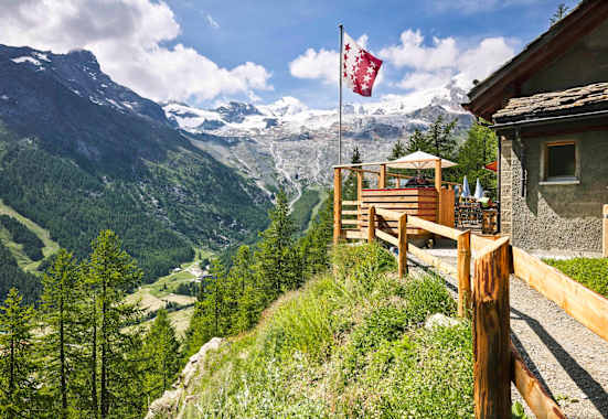 Aussicht vom Bergrestaurant Alpenblick auf die Bergwelten des Wallis