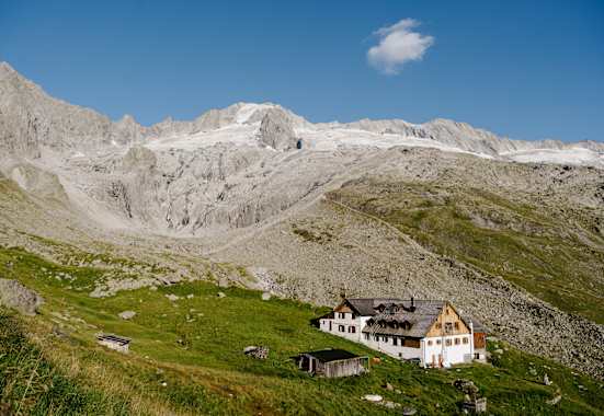 Das Furtschaglhaus liegt am Hauptkamm der Zillertaler Alpen.