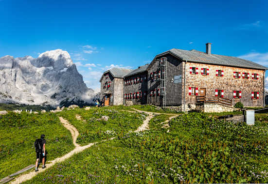 Unterhalb der imposanten Bischofsmütze mit ihrem charakteristisch gezackten Rücken liegt die bewirtschaftete Hofpürgl-Hütte (1.705 m).