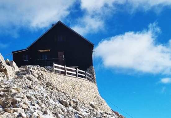 Die Capanna Fassa thront am Gipfel des Pilz Boe