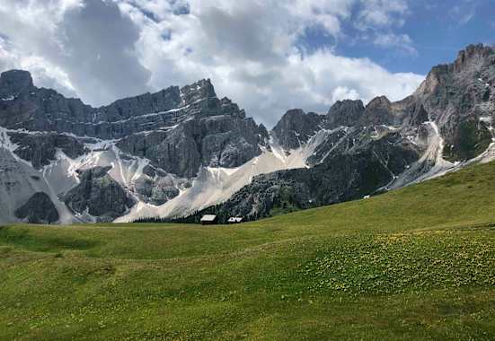 Blick über die Almwiesen zur Ütia Ciampcios