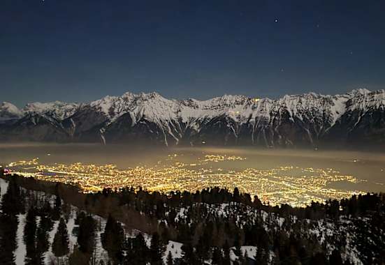 Blick von Boscheben auf das nächtliche Innsbruck