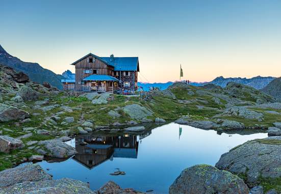 Die Bremer Hütte befindet sich ganz hinten im Gschnitztal am Fuße der Inneren Wetterspitze in den Stubaier Alpen in Tirol.