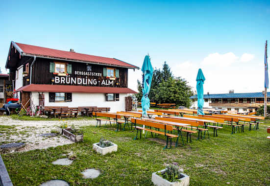 Die Bründlingalm liegt im Chiemgau am Hochfellnmassiv.