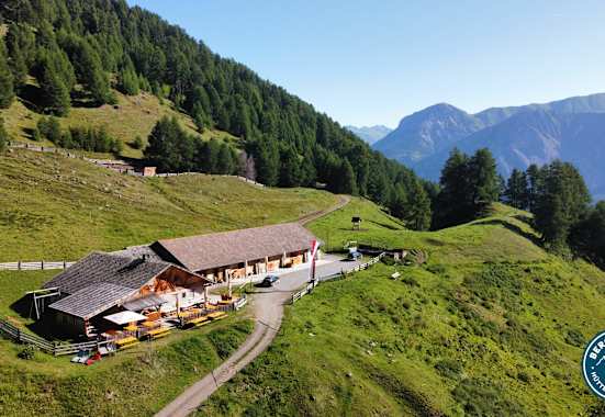 Die Brugger-Alm befindet sich auf 1.365 m Seehöhe direkt im Skigebiet Jochberg bei Kitzbühel.