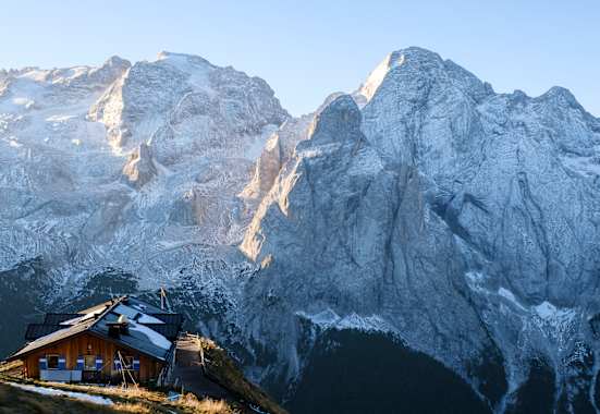 Bindelweghütte im Morgenlicht, Marmolata und Gran Vernel im Hintergrund