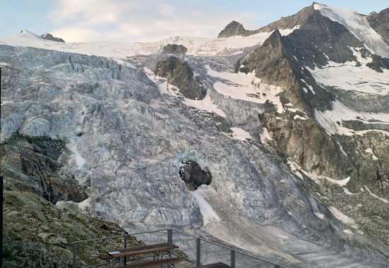 Die Hütte liegt gegenüber dem Zinalrothorn (4221 m)