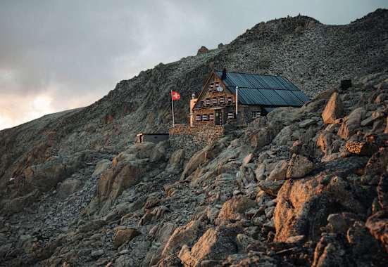 Die Cabane du Trient liegt hochalpin