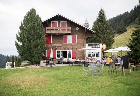 Das Chalet Schild und dessen Garten