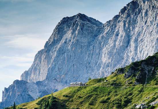 Die Dachstein-Südwand-Hütte liegt direkt unterhalb der steilen Südwände des beeindruckenden Dachstein Massivs.