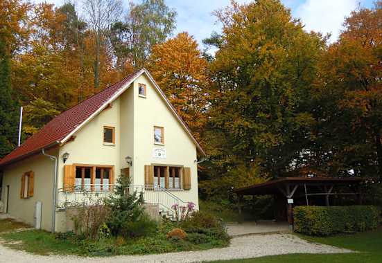 Die heimelige Laufer Hütte in Betzenstein liegt in der Gebirgsgruppe Fränkische Alb in Bayern