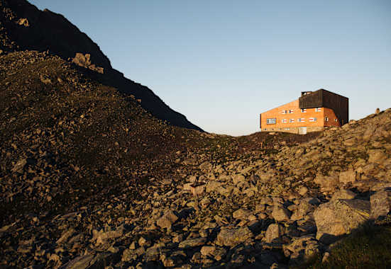 Die Edelrauthütte im goldenen Morgenlicht.