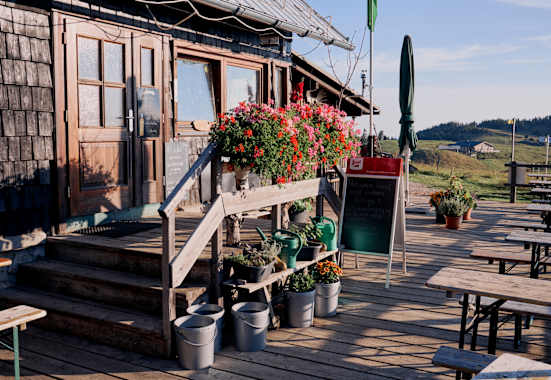 Sonnig – der Eingang der Edelweisshütte