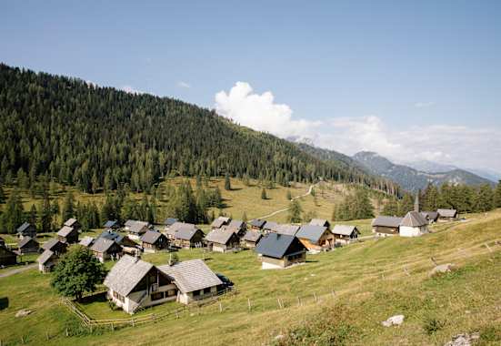 In einem Talkessel auf rund 1.500 Metern Seehöhe reiht sich hier Holzhaus an Holzhaus und ergibt so das Flair eines uralten Almdorfes.