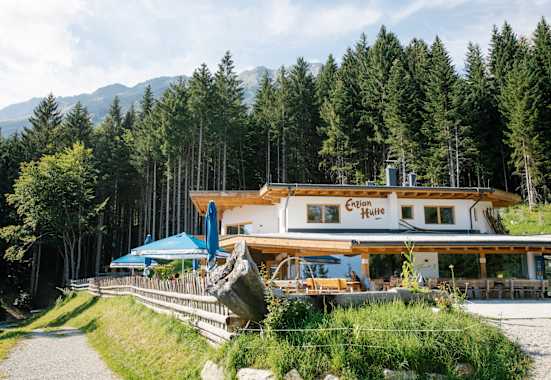 Die Enzianhütte liegt an den südseitigen Hängen der Nordkette des Karwendelgebirges oberhalb von Rum bei Innsbruck.